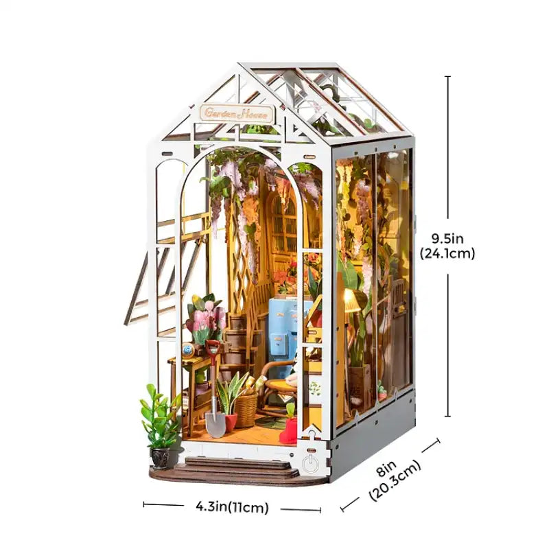 Złożony Book Nook Garden House na półce z książkami