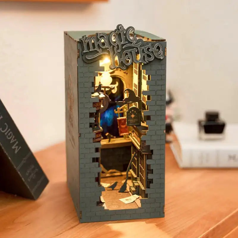 Złożony Book Nook Magic House na półce z książkami