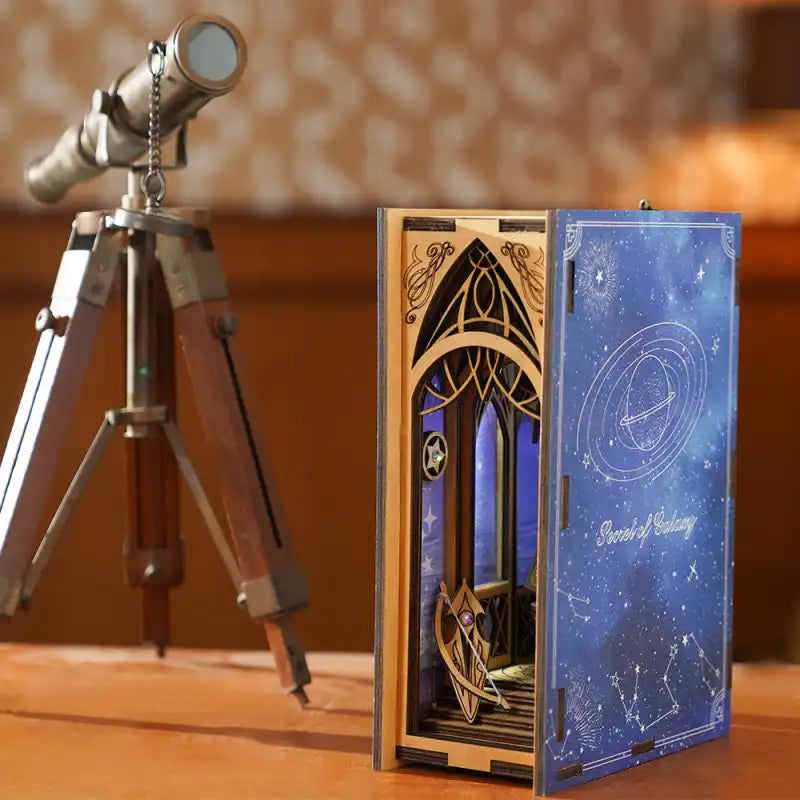 Złożony Book Nook Galaxy Secret z oświetleniem LED na półce z książkami