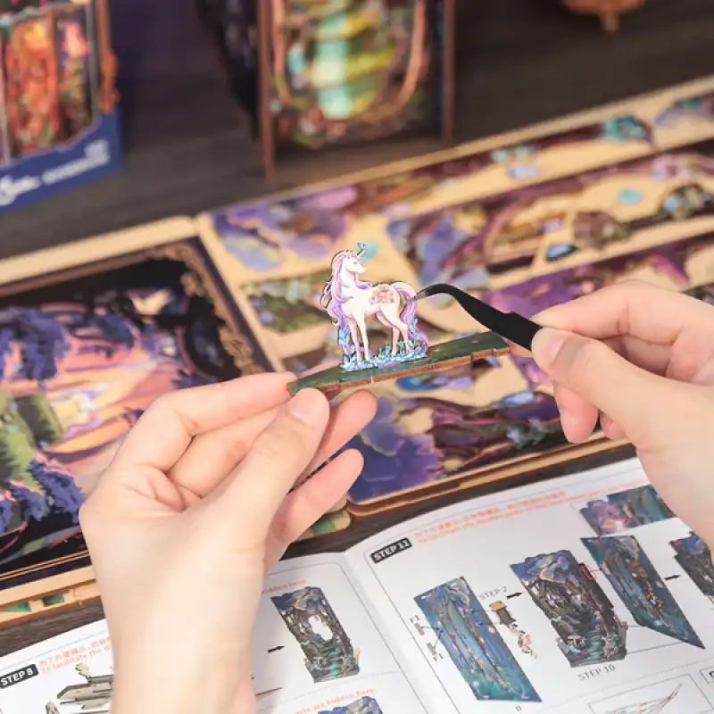 Złożony Book Nook Forest Grace na półce z książkami