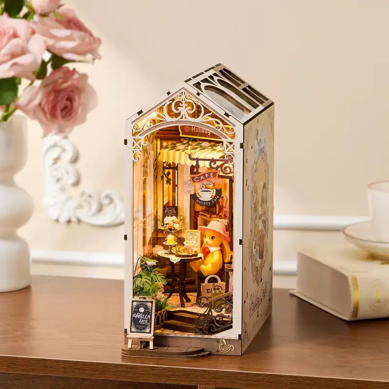 Book Nook Holiday Cafe – miniaturowe filiżanki i stoliki, detale