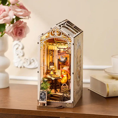 Book Nook Holiday Cafe – miniaturowe filiżanki i stoliki, detale