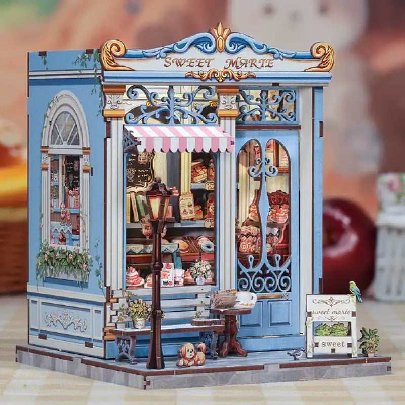 Book Nook Sweet Marie – kwiaty i stolik przed sklepikiem w miniaturze, detale