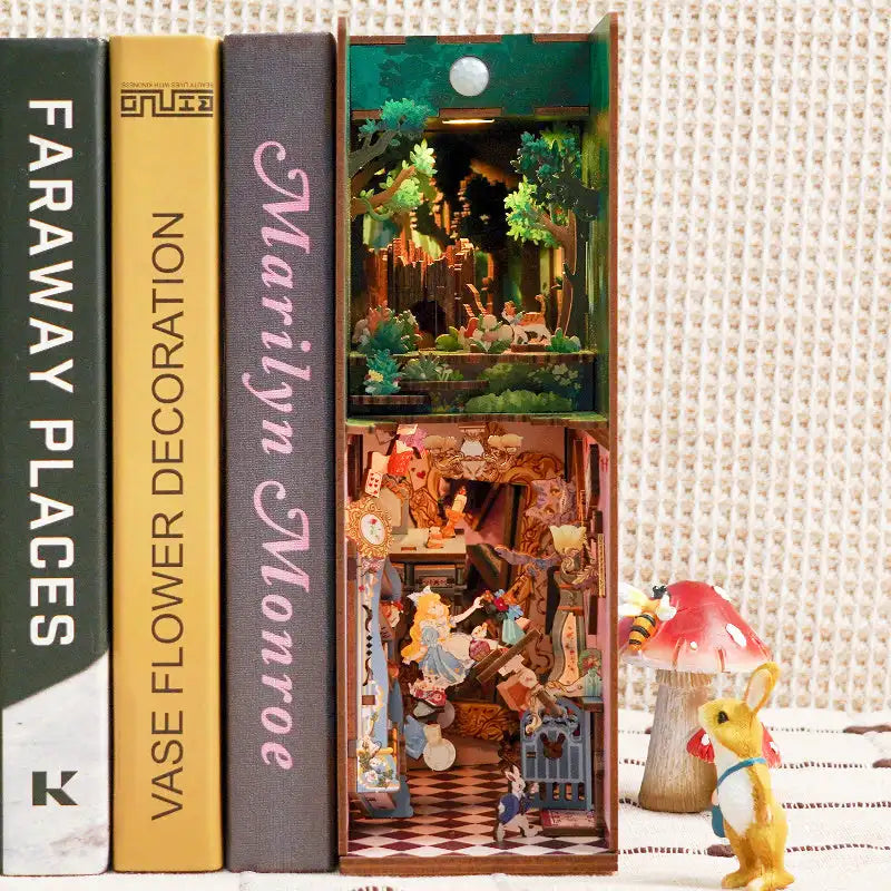 Book Nook Alice In Wonderland – surrealistyczny świat Alicji, drewniana diorama DIY z oświetleniem LED