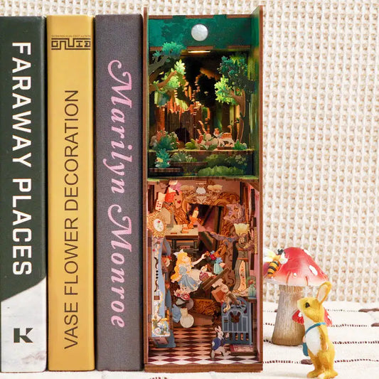Book Nook Alice In Wonderland – surrealistyczny świat Alicji, drewniana diorama DIY z oświetleniem LED