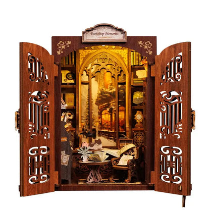 Book Nook Bookshop Memories – widok z boku miniaturowej księgarni