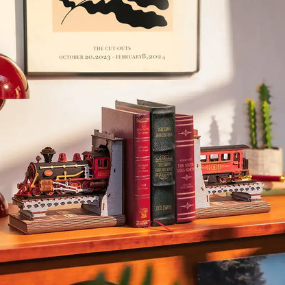 Book Nook Century Train – sceneria peronu noćą z oświetleniem LED