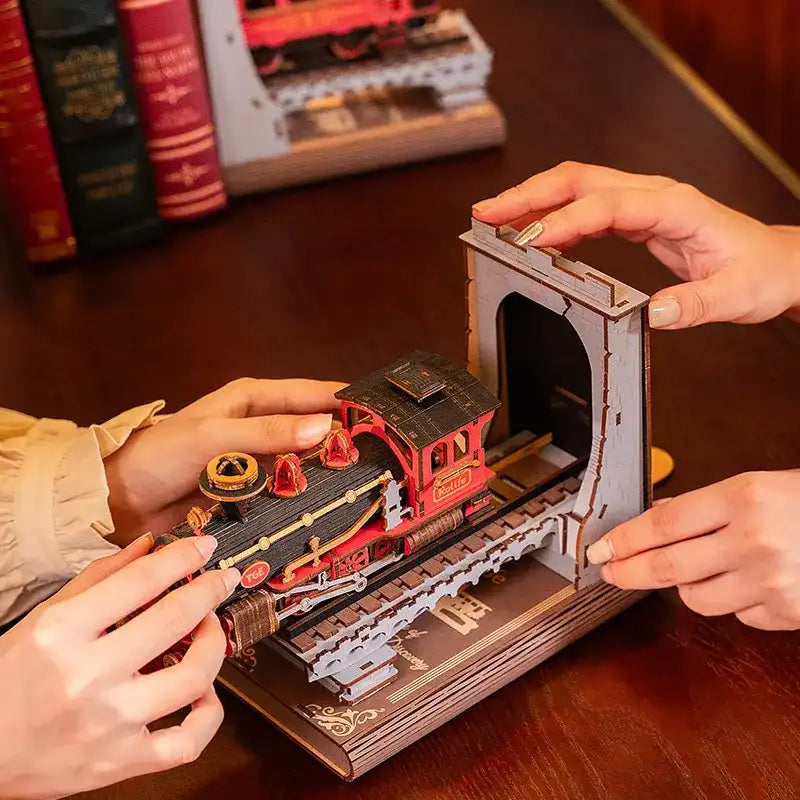 Book Nook Century Train – oświetlenie LED rozświetlające peron