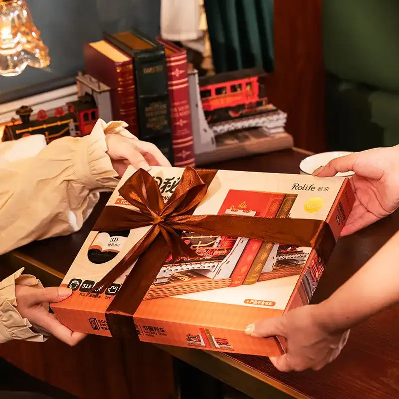Book Nook Century Train – detale drewnianych elementów DIY