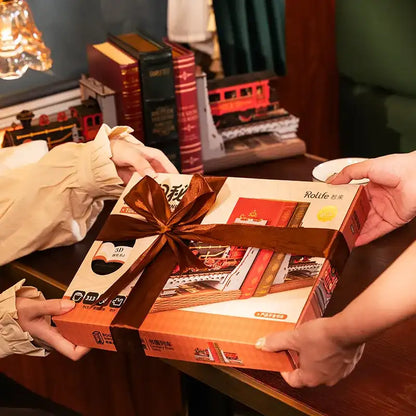 Book Nook Century Train – detale drewnianych elementów DIY