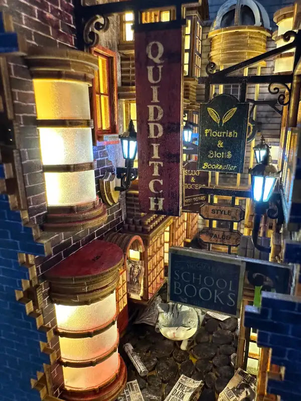 Book Nook Three Floor Wizard Alley – zbliżenie na architekturę uliczki czarodziejów