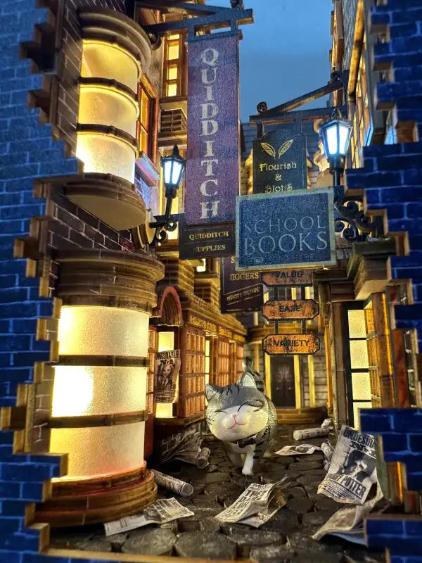 Book Nook Three Floor Wizard Alley – złożona diorama ustawiona na półce z książkami
