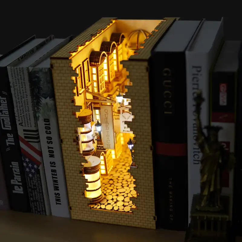 Book Nook Three Floor Wizard Alley – widok z boku rozbudowanego book nooka