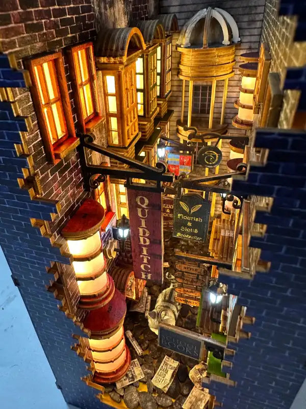 Book Nook Three Floor Wizard Alley – wnętrze magicznej uliczki nocą