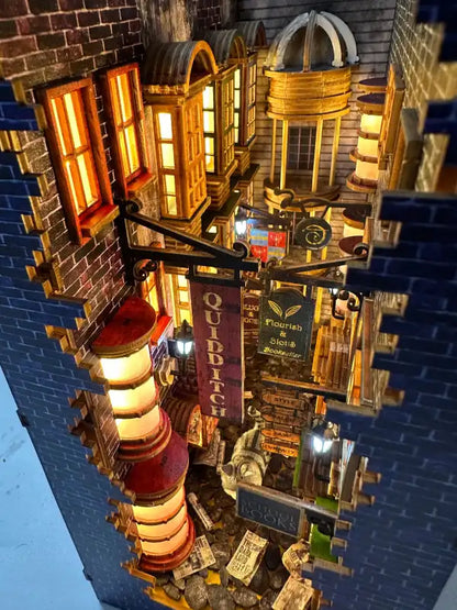 Book Nook Three Floor Wizard Alley – wnętrze magicznej uliczki nocą