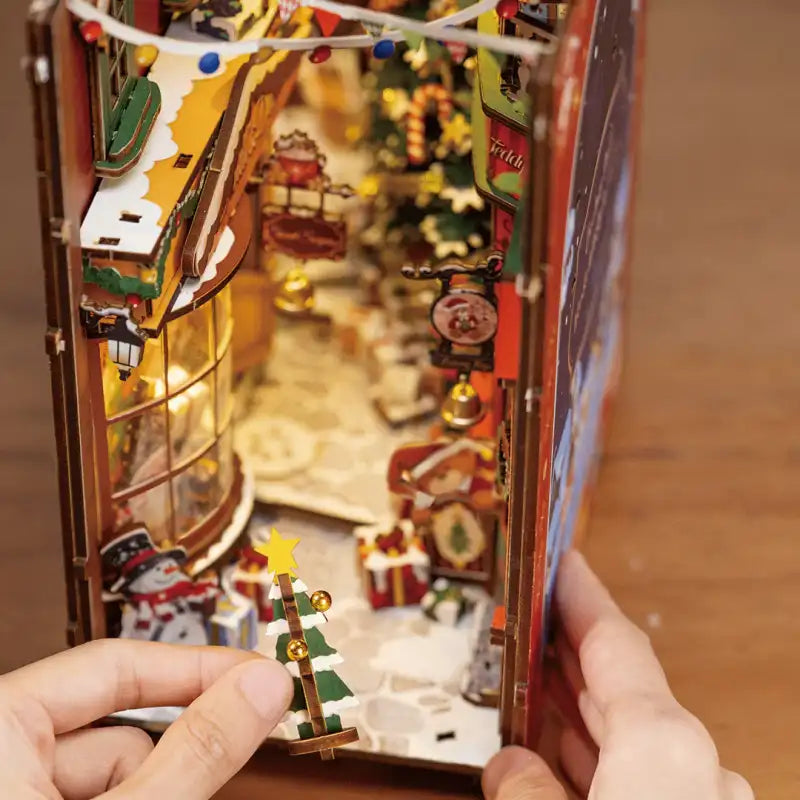 Book Nook Christmas Street – śnieżna sceneria w miniaturze