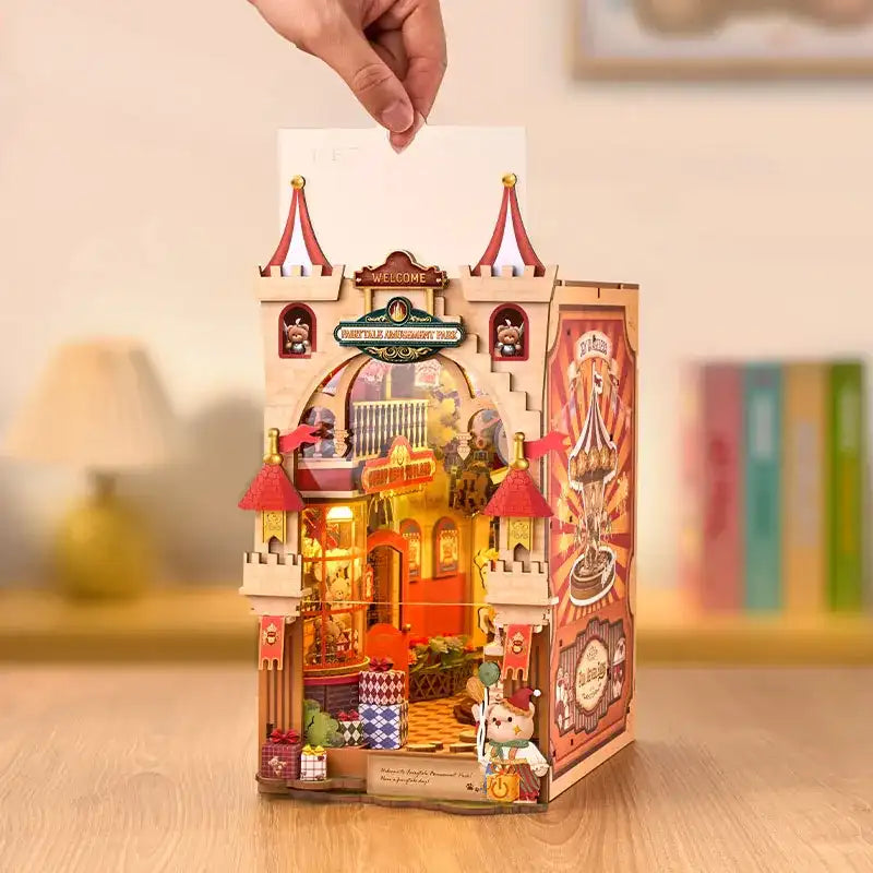 Book Nook Fairytale Amusement Park – karuzela i atrakcje w miniaturze, detale