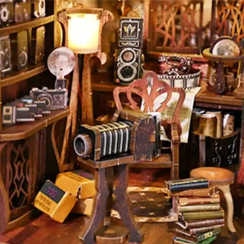 Book Nook Film Darkroom – czerwone światło ciemni w scenerii