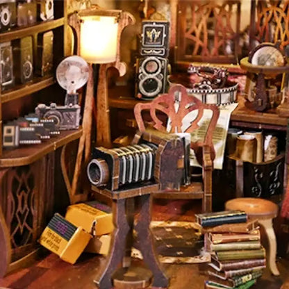 Book Nook Film Darkroom – czerwone światło ciemni w scenerii