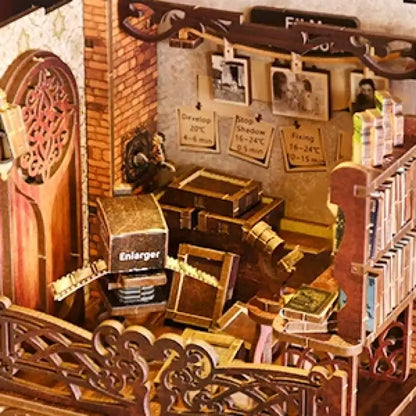 Złożony Book Nook Film Darkroom na półce z książkami