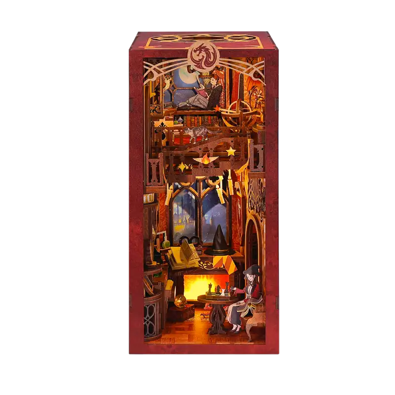 Złożony Book Nook Flame Common Room z detalami magicznego wnętrza na półce z książkami