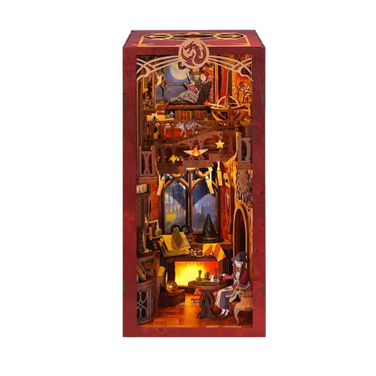 Złożony Book Nook Flame Common Room z detalami magicznego wnętrza na półce z książkami