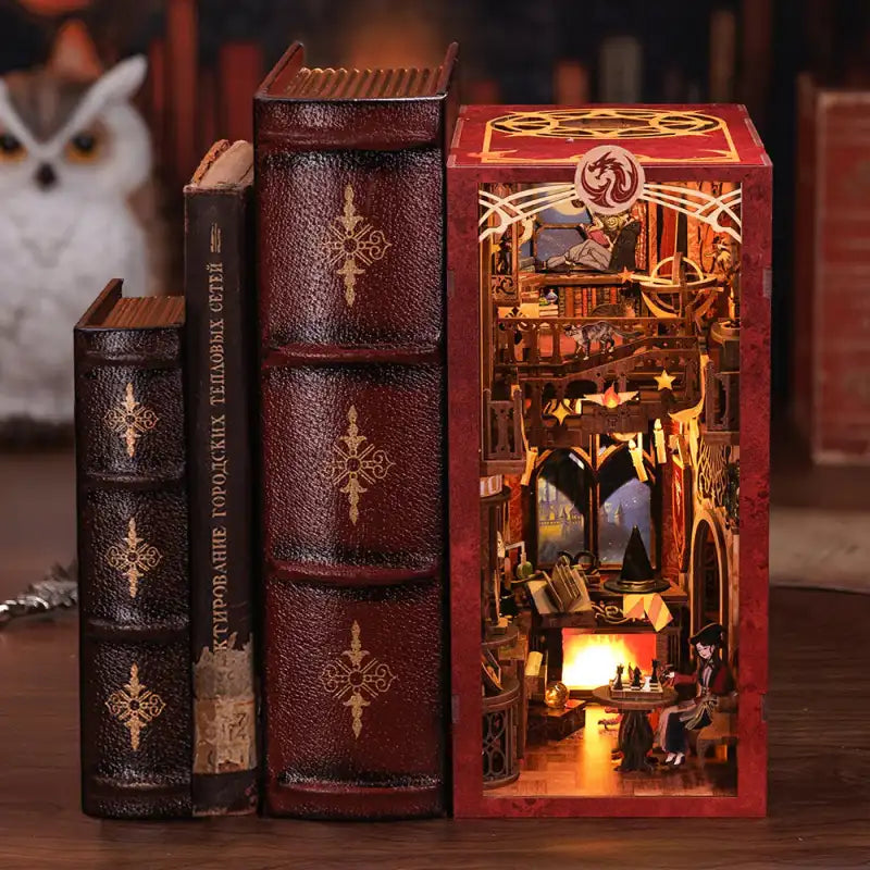 Book Nook Flame Common Room – magiczny pokój wspólny, diorama DIY z oświetleniem LED