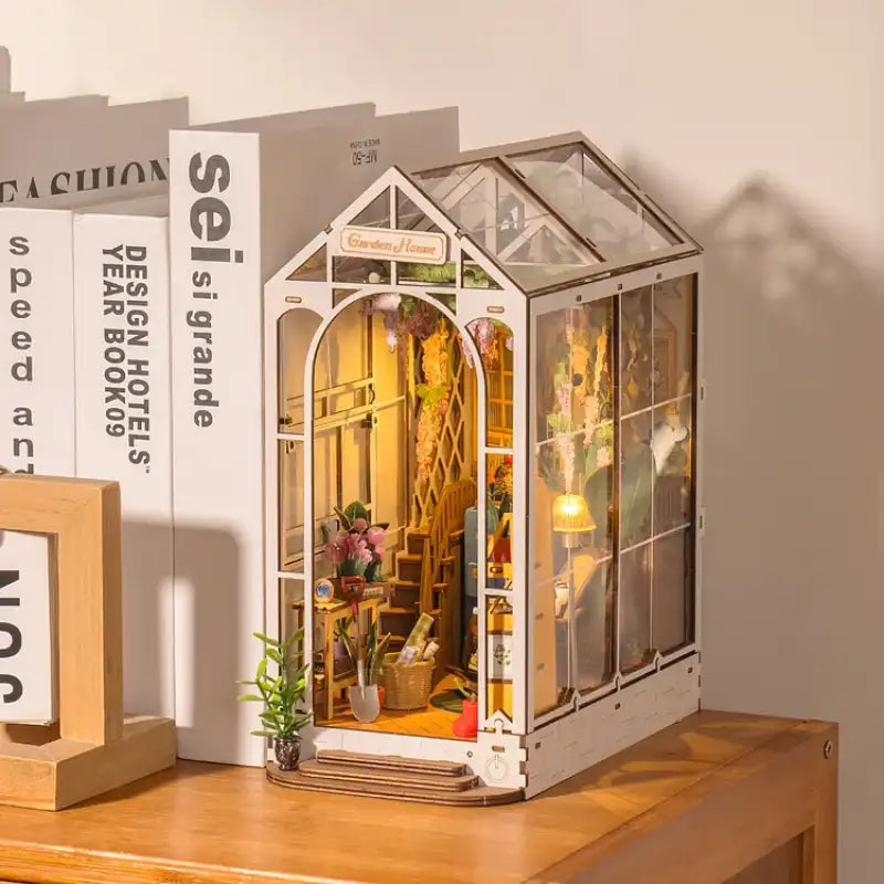 Book Nook Garden House – przytulne wnętrze ogrodowego domku
