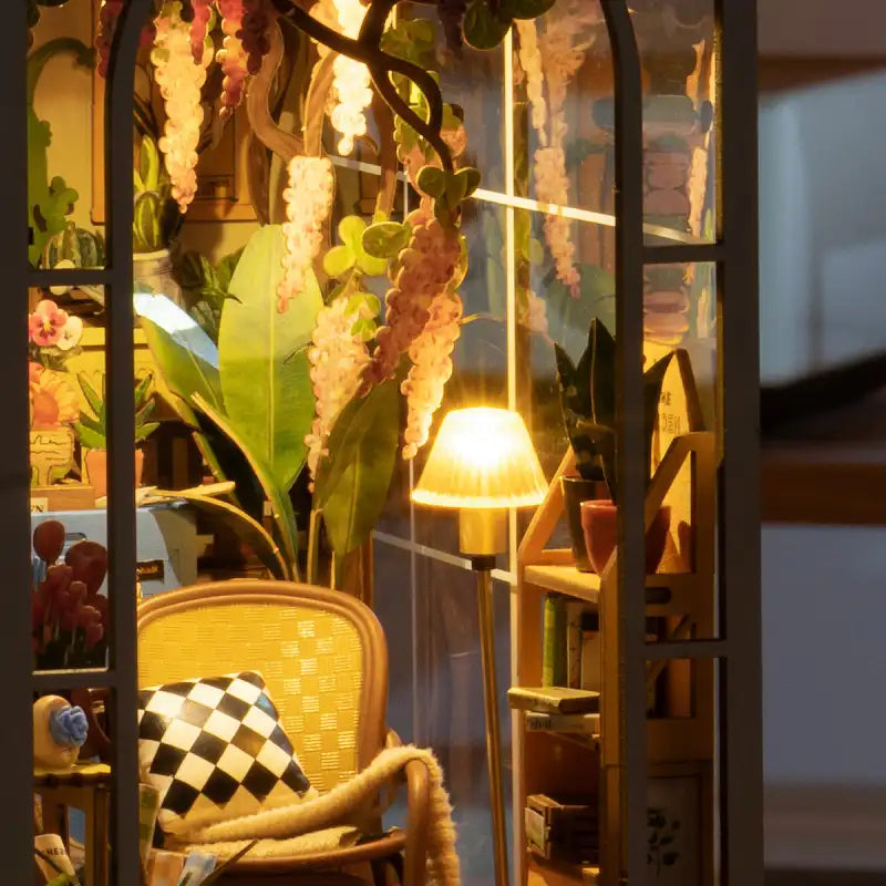 Book Nook Garden House – widok z boku ogrodowej dioramy