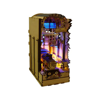 Złożony Book Nook Wizard Train Platform na półce z książkami