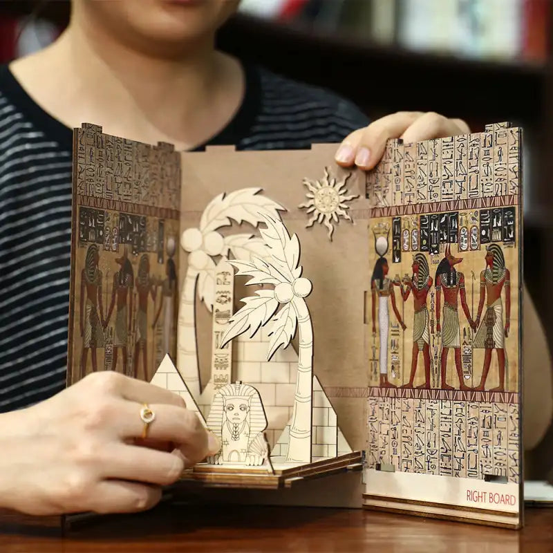 Book Nook Gifts From The Nile – egipskie skarby i hieroglify w miniaturze, detale
