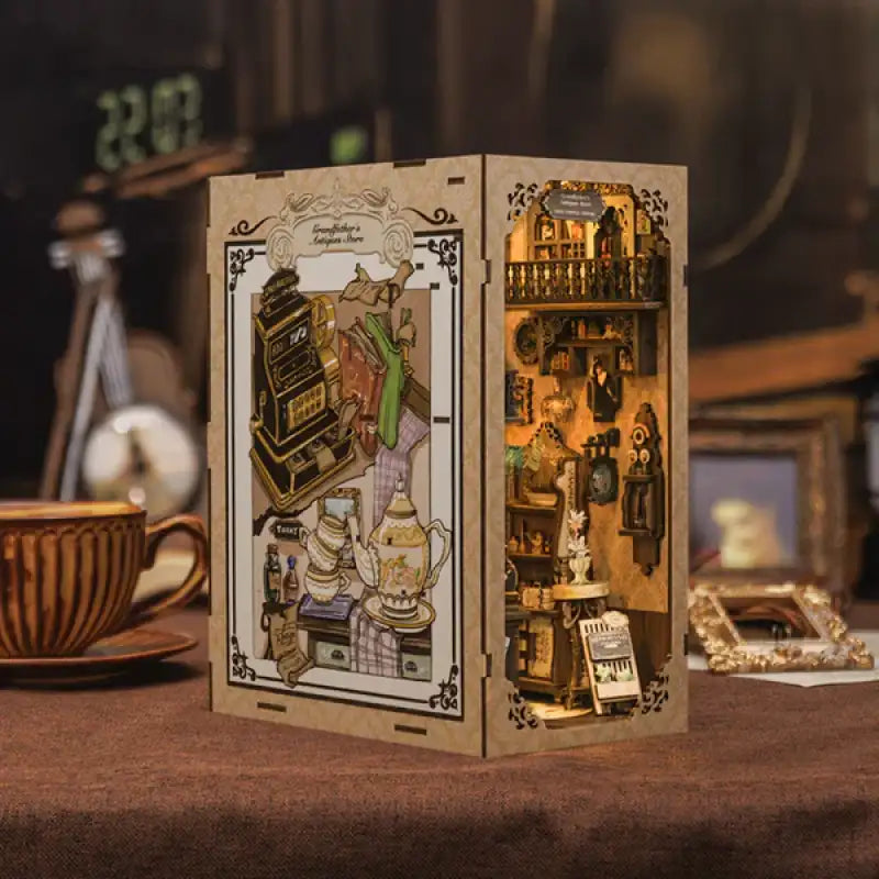 Book Nook Grandfathers Antique Store – stare przedmioty i bibeloty w miniaturze, detale
