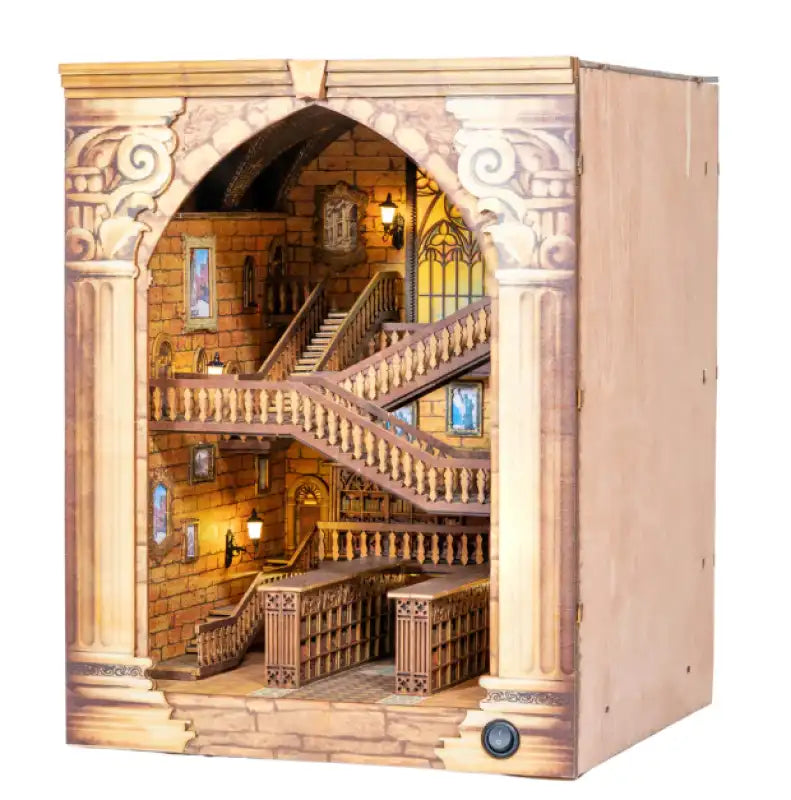 Złożony Book Nook Enchanted Grand Library z oświetleniem LED na półce z książkami