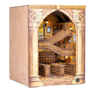 Book Nook Enchanted Grand Library – wysokie regały pełne książek w miniaturze, detale