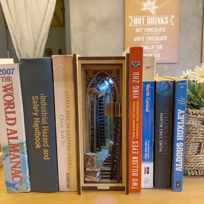 Book Nook Elven Bookshop – vintage elficka biblioteka, diorama DIY z oświetleniem LED