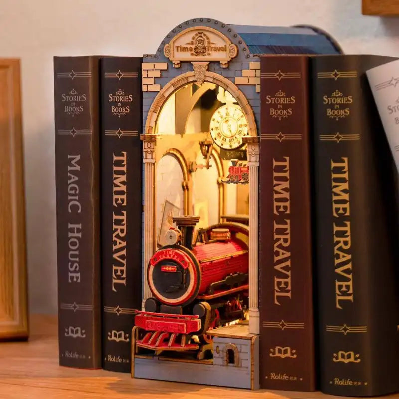 Book Nook Time Travel Train – magiczna sceneria pociągu w miniaturze