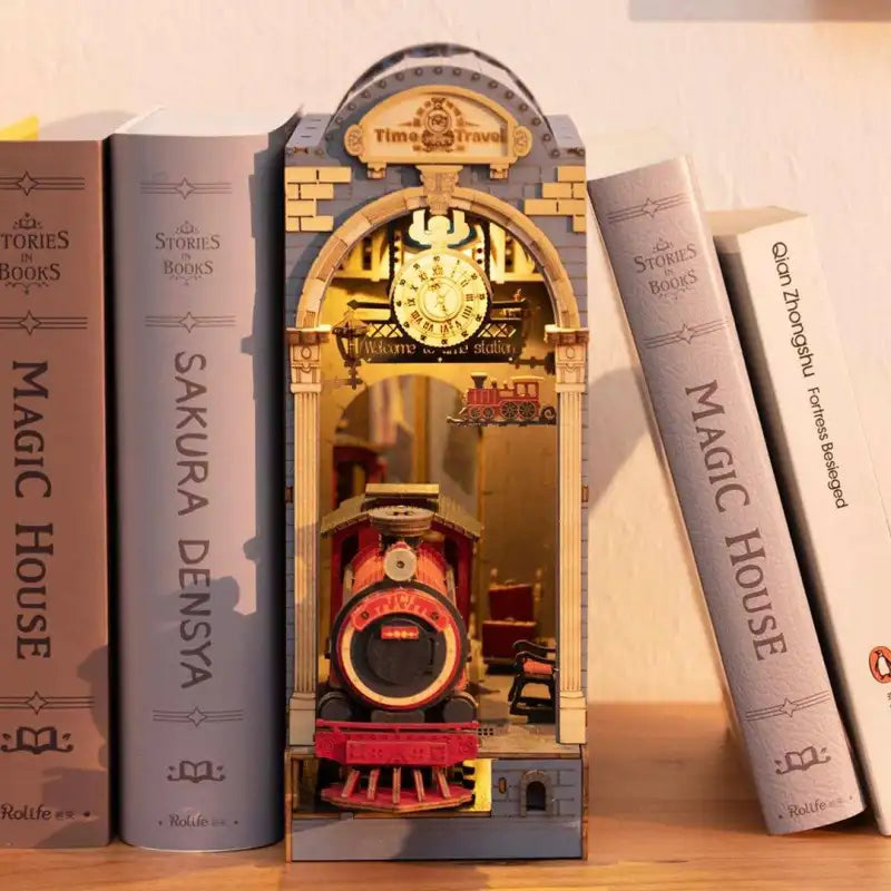Book Nook Time Travel Train – magiczna maszyna czasu inspirowana pociągiem Jacobite, diorama DIY z LED