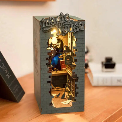 Złożony Book Nook Magic House na półce z książkami