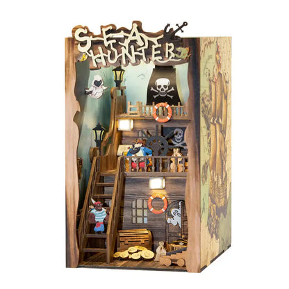 Złożony Book Nook Sea Hunter na półce z książkami