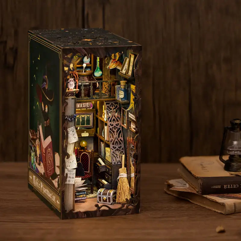 Book Nook Magic Apothecary – widok z boku magicznej dioramy