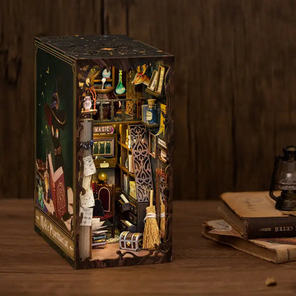 Book Nook Magic Apothecary – widok z boku magicznej dioramy