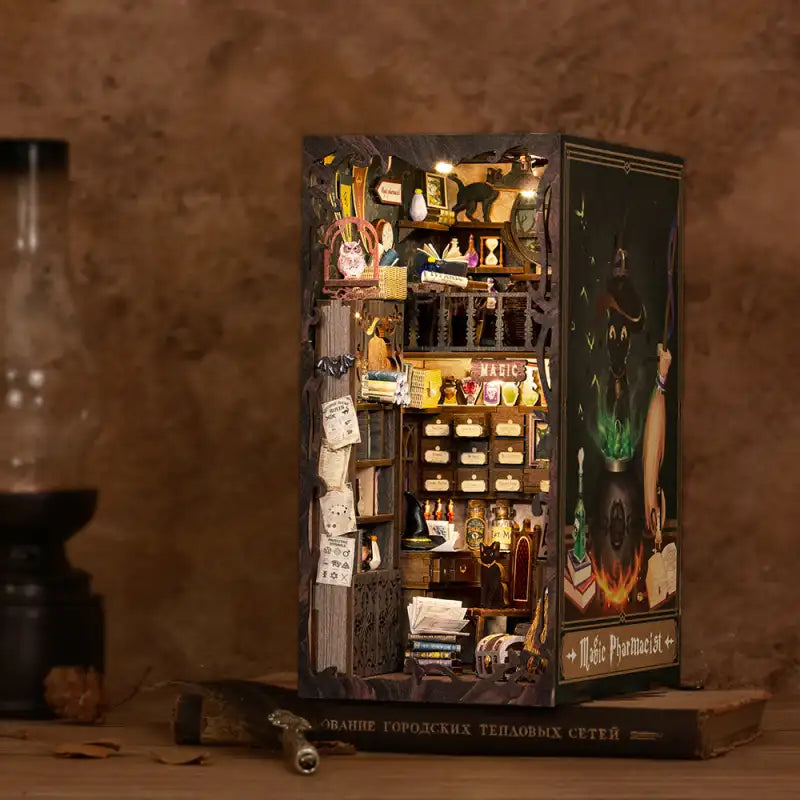 Book Nook Magic Apothecary – zbliżenie na półki z miksturami