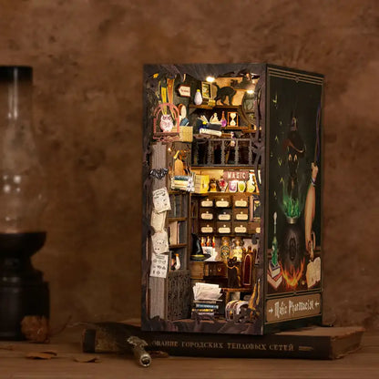 Book Nook Magic Apothecary – zbliżenie na półki z miksturami