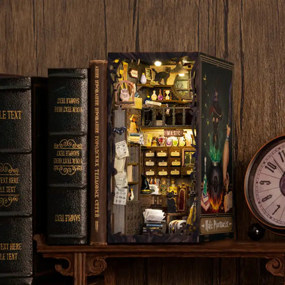 Złożony Book Nook Magic Apothecary na półce z książkami