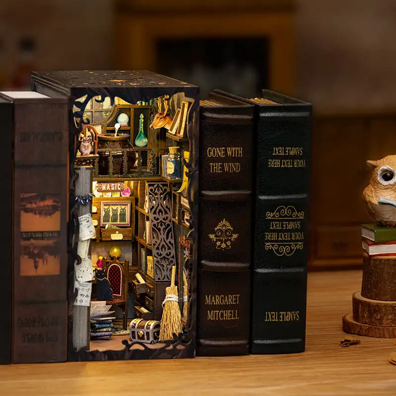 Book Nook Magic Apothecary – zestaw DIY przed montażem