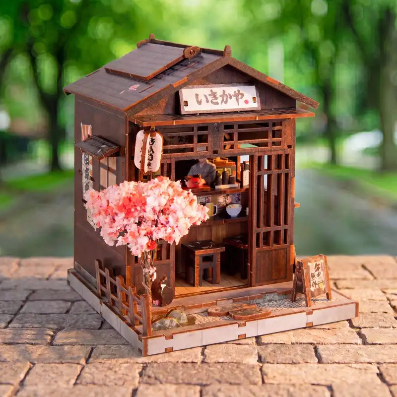 Book Nook Tokyo Shop – kwitnące wiśnie wokół sklepiku w miniaturze, detale