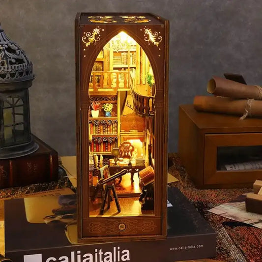 Book Nook Library Of Books – urokliwa stara biblioteka, diorama DIY z oświetleniem LED