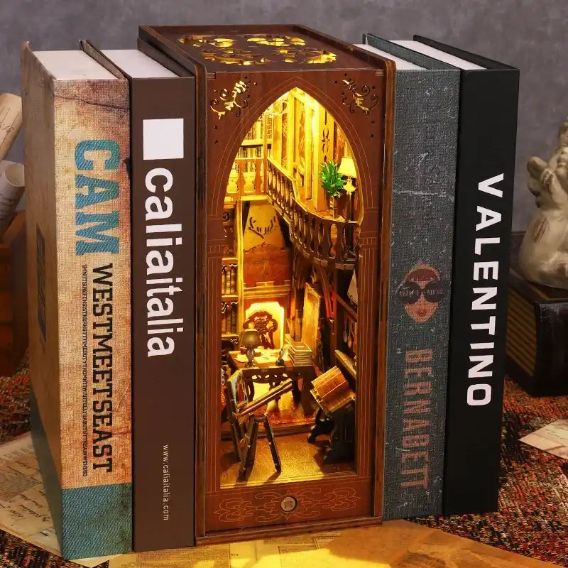 Book Nook Library Of Books – wysokie regały pełne książek w miniaturze, detale