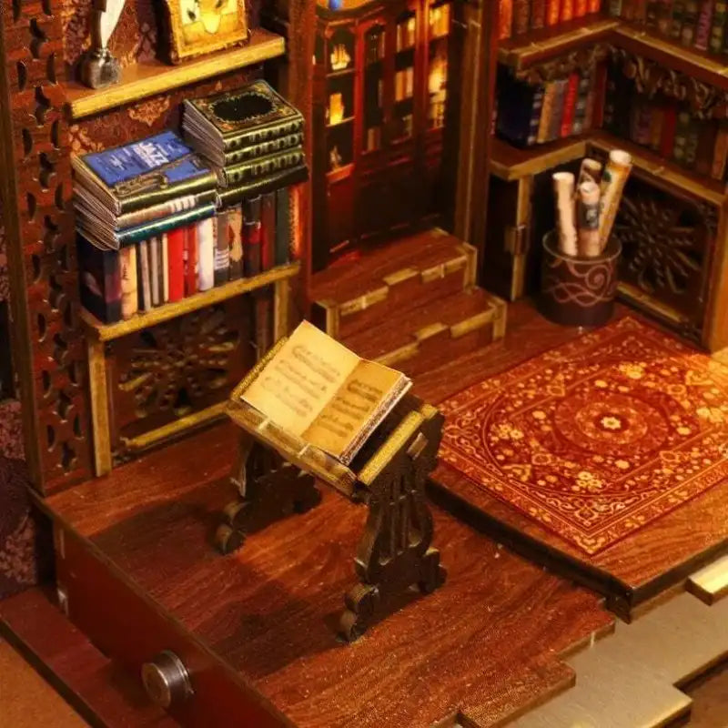 Book Nook Library Of Books – widok z boku miniaturowej biblioteki