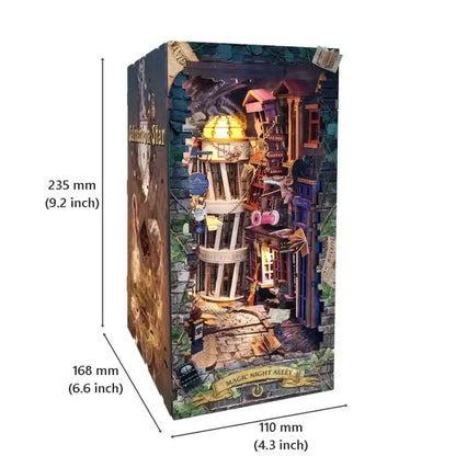 Złożony Book Nook Magic Night Alley ustawiony między książkami na półce